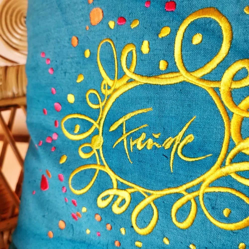 Handgemachtes Zirbenkissen aus Bauernleinen mit „Freude“-Stickerei – Exklusives Dekokissen für Wohn- und Schlafzimmer im SignShop Tirol online bestellen
