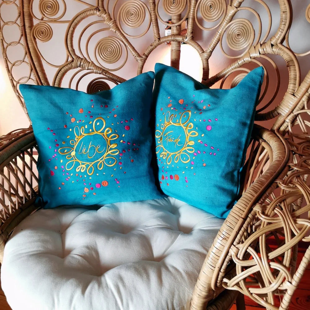 Exklusives Deko-Kissen „Freude“ und "Liebe" aus Bauernleinen und Zirbenholz – Handgefertigtes, besonderes Kissen mit Stickerei im SignShop Tirol online erwerben