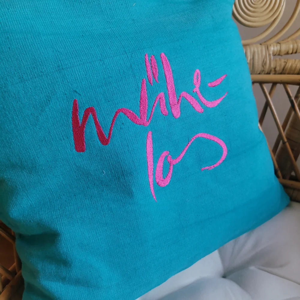Hochwertiges Designer-Kissen aus Tirol in Petrol mit „Mühelos“-Stickerei – limitiertes Zirbenkissen jetzt online kaufen