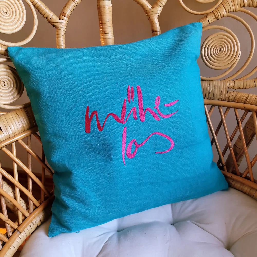 Edles Zirbenkissen Unikat aus Bauernleinen in Petrol mit „Mühelos“-Stickerei – exklusives Wohnaccessoire für besondere Menschen online erhältlich