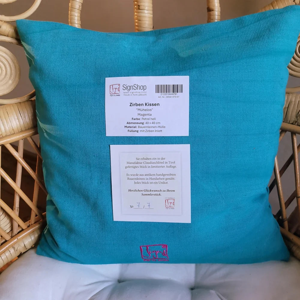 Limitierte Luxus Zirbenkissen Kollektion in Petrol mit „Mühelos“-Aufschrift – exklusive Bauernleinen Kissen online kaufen für anspruchsvolles Wohnen