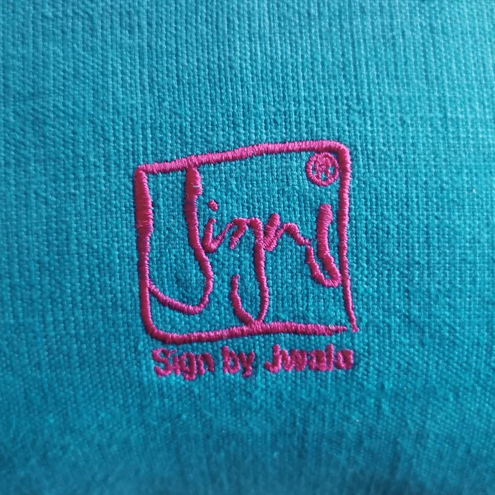 Designer Zirbenkissen in Petrol mit „Mühelos“-Stickerei – handgemachte Wohnaccessoires aus Tirol online entdecken und bestellen