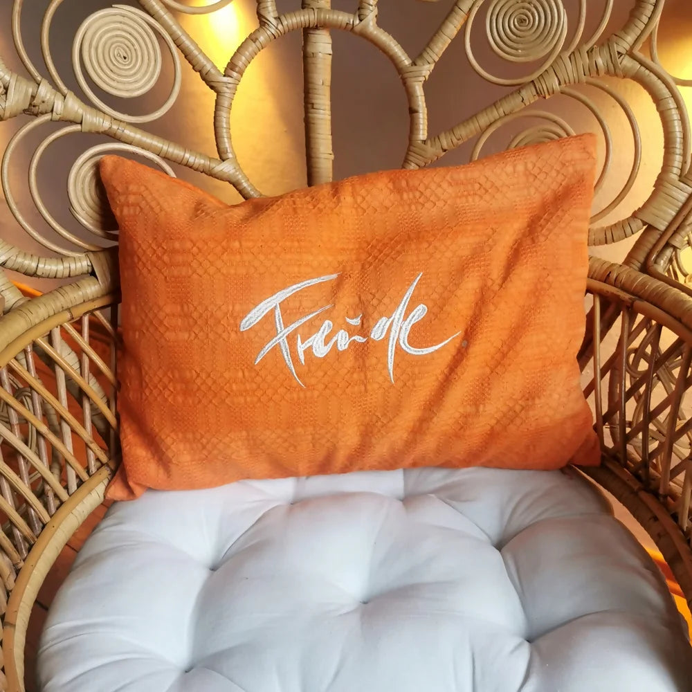 Zirbenkissen aus Bauernleinen „Freude“ im SignShop Tirol – hochwertiges Wellness-Kissen mit Tiroler Zirbenholz und liebevoller Stickerei