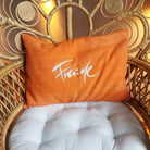 Zirbenkissen aus Bauernleinen „Freude“ im SignShop Tirol – hochwertiges Wellness-Kissen mit Tiroler Zirbenholz und liebevoller Stickerei