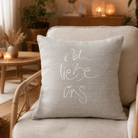 Premium Zirbenkissen „Ich liebe uns.“ – echtes Bauernleinen, Sign by Jwala®, luxuriöses Wohnaccessoire, Unikat, gefüllt mit Zirbenspänen für Entspannung und Wohlbefinden