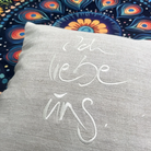 Luxus Zirbenkissen „Ich liebe uns.“ – Sign by Jwala®, exklusive Handarbeit, edles Bauernleinen, Premium-Qualität für Schlafzimmer und Wohnbereich