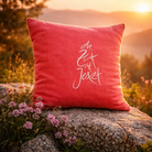 Premium Zirbenkissen „Die Zeit ist Jetzt“ rot – Sign by Jwala®, echtes Bauernleinen, gefüllt mit Tiroler Zirbenholz, Unikat, exklusives Wohnaccessoire