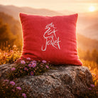 Exklusives Bauernleinen Zirbenkissen „Die Zeit ist Jetzt“ rot – handgefertigt aus Tirol, Original von Sign by Jwala®, Limited Edition, hochwertiges Naturprodukt