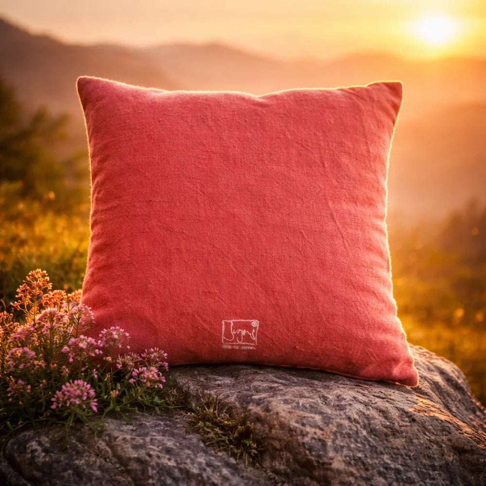 Luxus Zirbenkissen „Die Zeit ist Jetzt“ rot – Sign by Jwala®, exklusive Handarbeit, Bauernleinen aus Tirol, Einzelstück, Premium-Kissen für erholsamen Schlaf