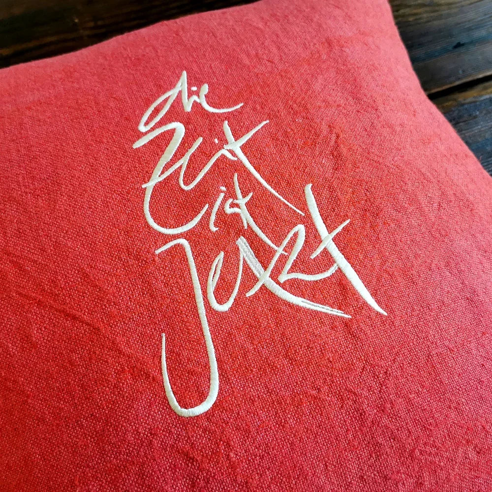 Natur Zirbenkissen „Die Zeit ist Jetzt“ rot – Sign by Jwala® Original, Limited Edition, hochwertiges Bauernleinen, Tiroler Zirbenholz, liebevoll gefertigt