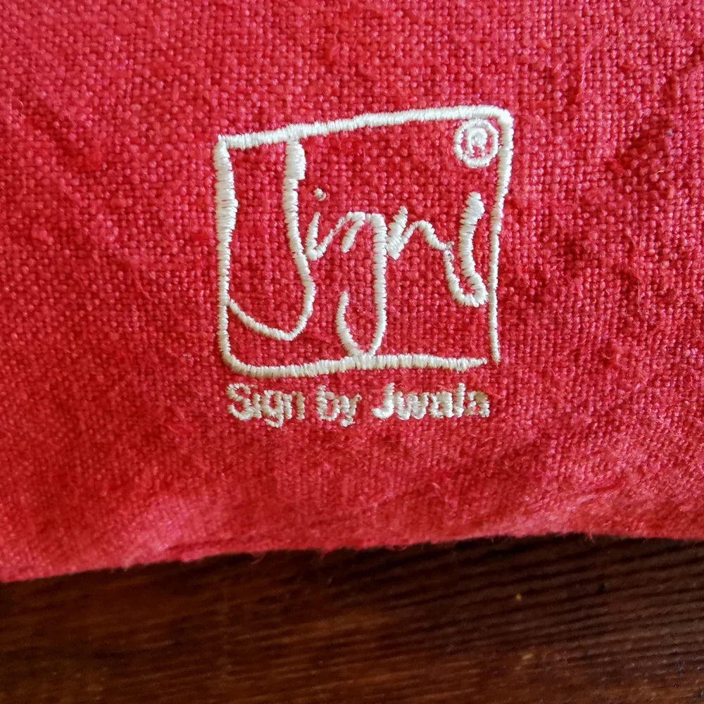 Inspirierendes Zirbenkissen „Die Zeit ist Jetzt“ rot – Sign by Jwala®, handgefertigtes Unikat aus Tirol, Premium Bauernleinen, exklusives Kissen für bewussten Alltag