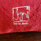 Inspirierendes Zirbenkissen „Die Zeit ist Jetzt“ rot – Sign by Jwala®, handgefertigtes Unikat aus Tirol, Premium Bauernleinen, exklusives Kissen für bewussten Alltag