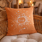 Besonderes Zirbenkissen aus Bauernleinen – „Freude Ornament“: Handgemachtes Kissen für Wohlfühlmomente, Meditation und Raumharmonie im SignShop Tirol