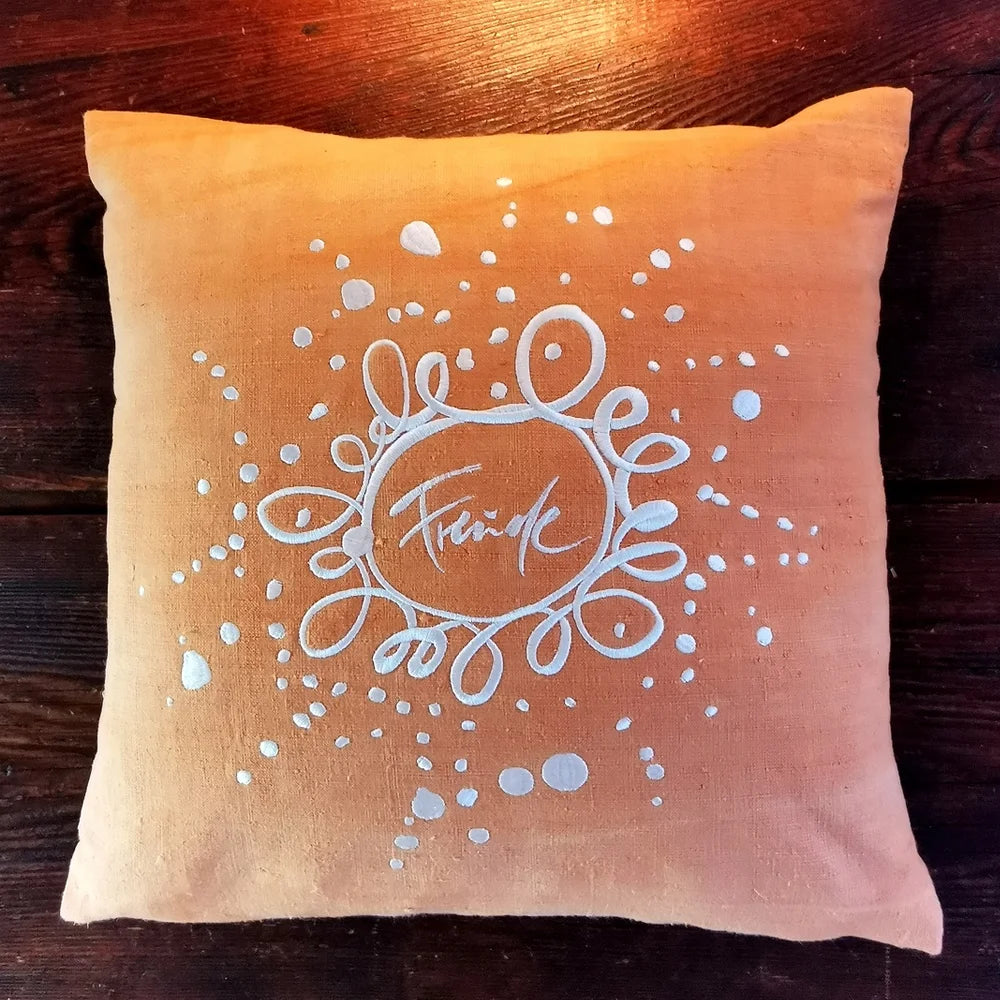 Handgemachtes Zirbenkissen „Freude Ornament“ – Lebensfreude und Natürlichkeit als dekoratives Unikat mit Stickerei, im SignShop Tirol online entdecken und bestellen