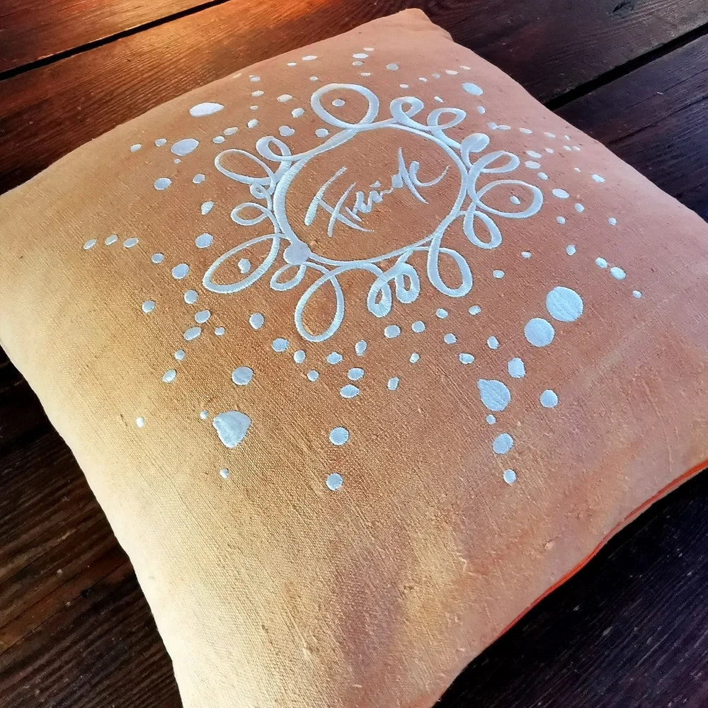Handgefertigtes Bauernleinen Zirbenkissen „Freude Ornament“ – Natürliches, dekoratives Kissen mit Zirbenholzfüllung und inspirierender Stickerei, ideal als Geschenk und für entspannte Wohnräume, exklusiv im SignShop Tirol online kaufen