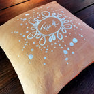 Handgefertigtes Bauernleinen Zirbenkissen „Freude Ornament“ – Natürliches, dekoratives Kissen mit Zirbenholzfüllung und inspirierender Stickerei, ideal als Geschenk und für entspannte Wohnräume, exklusiv im SignShop Tirol online kaufen