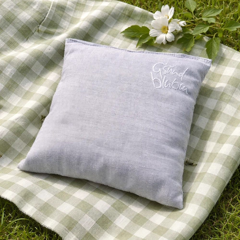 Exklusives kleines Zirbenkissen „G’sund bleiben“ hellblau – handgefertigt aus Tirol, Original von Sign by Jwala®, Limited Edition, hochwertiges Naturprodukt