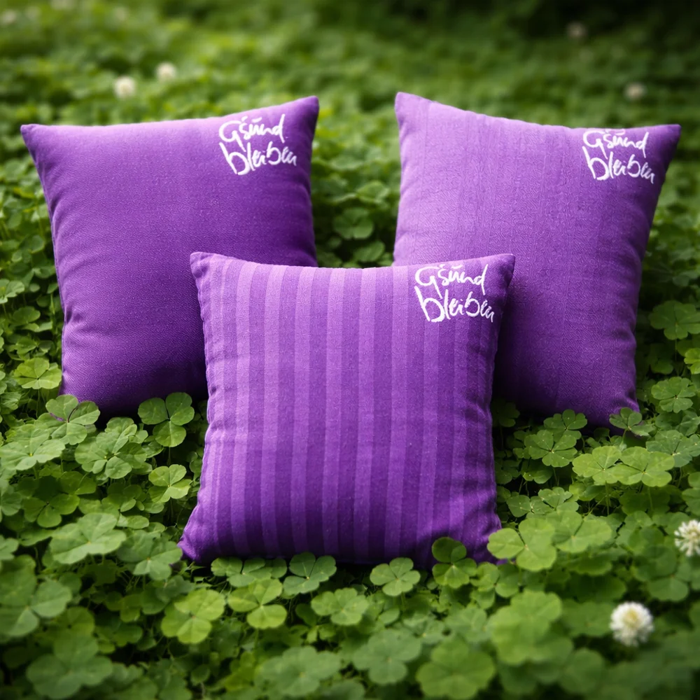 Premium Zirbenkissen „G’sund bleiben“ violett – Sign by Jwala®, echtes Bauernleinen, gefüllt mit Tiroler Zirbenholz, Unikat, exklusives Wohnaccessoire