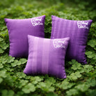 Exklusives kleines Zirbenkissen „G’sund bleiben“ violett – handgefertigt aus Tirol, Original von Sign by Jwala®, Limited Edition, hochwertiges Naturprodukt