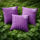 Handgemachtes Zirbenkissen „G’sund bleiben“ violett – Original von Sign by Jwala®, limitierte Auflage, hochwertige Naturfüllung, besonderes Geschenk für Gesundheit