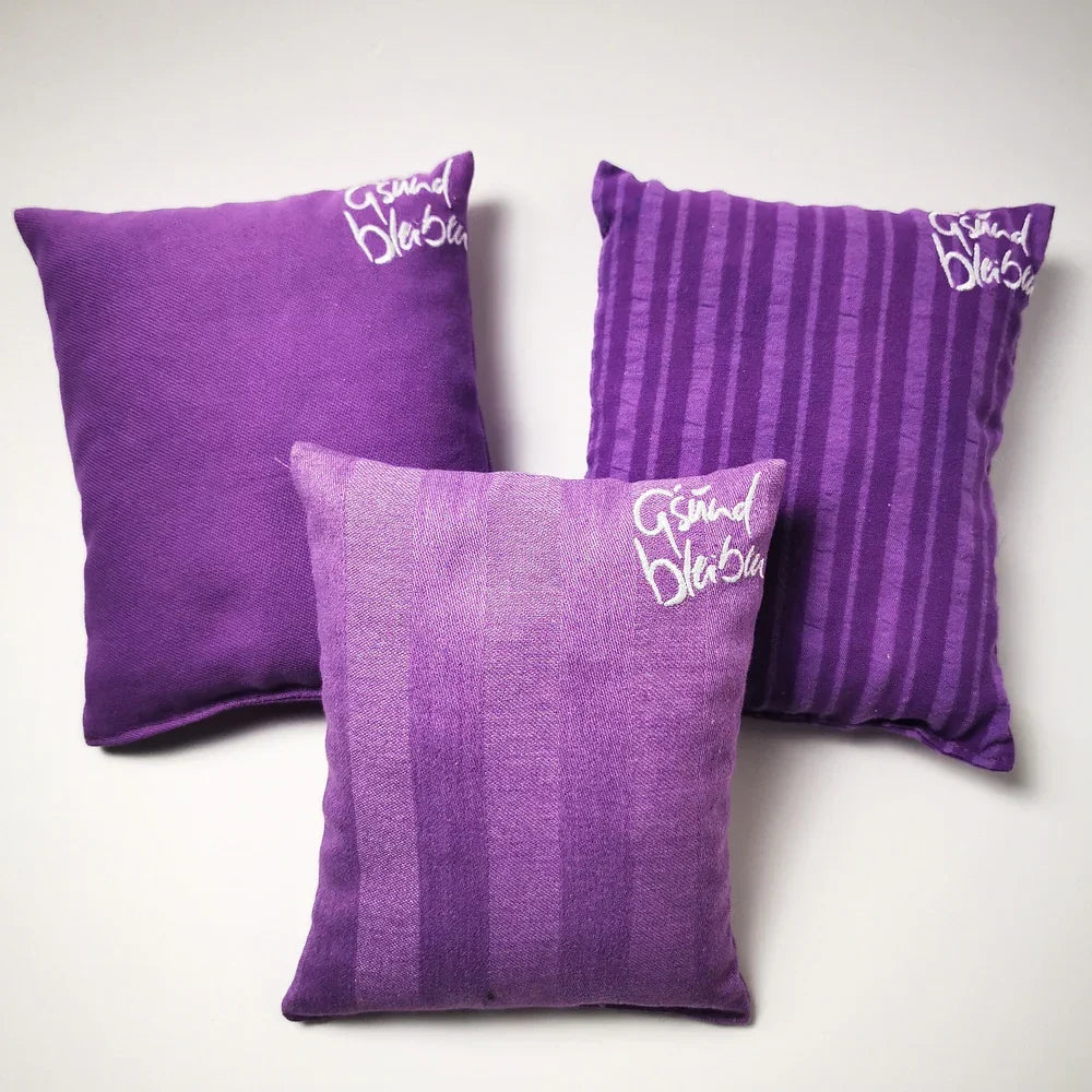 Luxus Zirbenkissen „G’sund bleiben“ violett – Sign by Jwala®, exklusive Handarbeit, Bauernleinen aus Tirol, Einzelstück, Premium-Kissen für Wohlbefinden