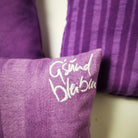 Original Zirbenkissen „G’sund bleiben“ violett – SignShop.Tirol, Bauernleinen, handgemacht, wertvolles Geschenk für Entspannung und Lebensfreude