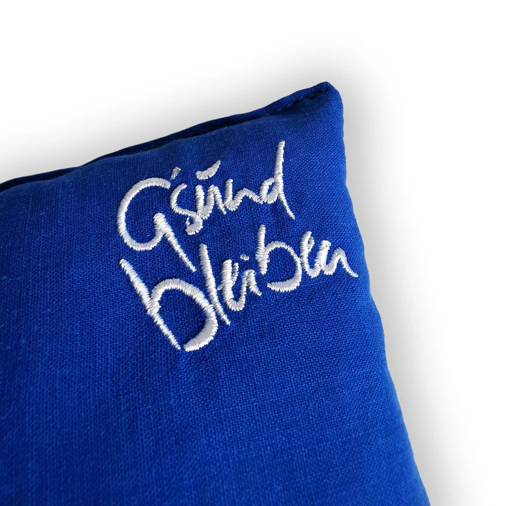 Handgemachtes Zirbenkissen „G’sund bleiben“ blau – Original von Sign by Jwala®, limitierte Auflage, hochwertige Naturfüllung, besonderes Geschenk für Gesundheit