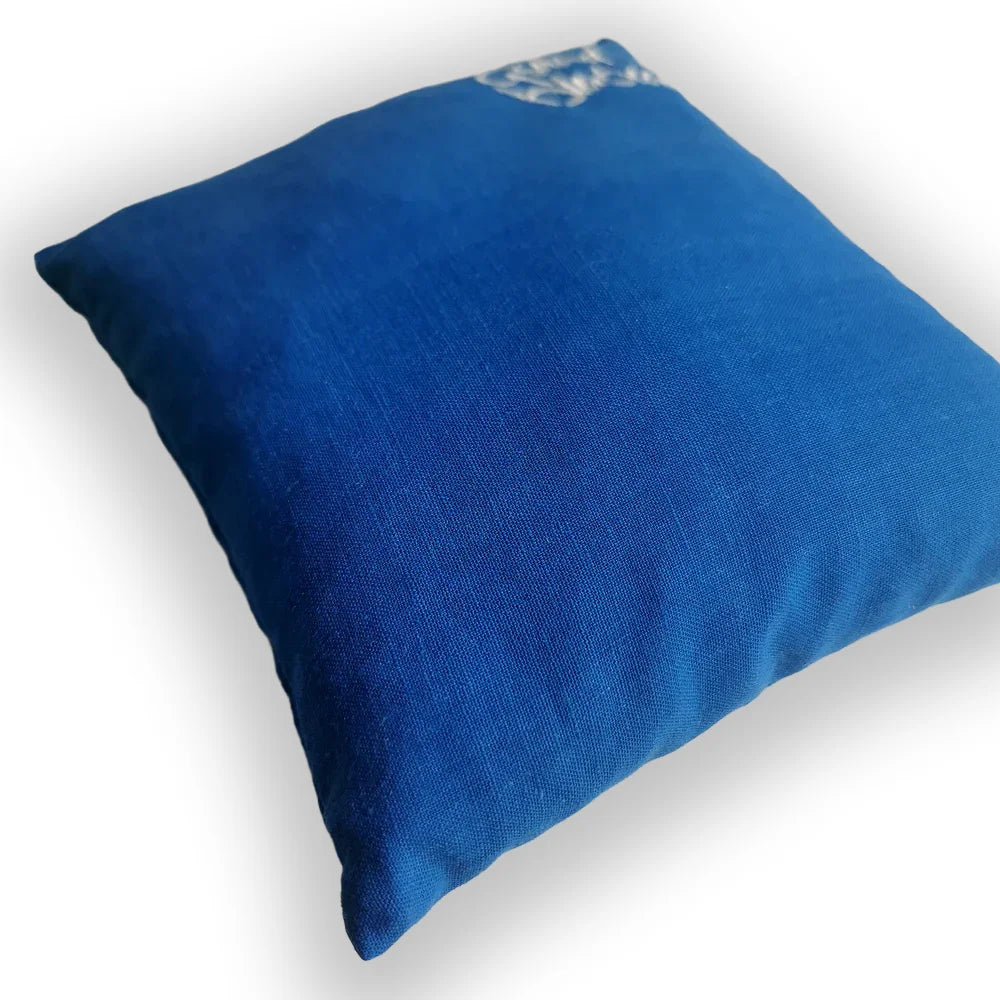 Original Zirbenkissen „G’sund bleiben“ blau – SignShop.Tirol, hochwertiges Bauernleinen, handgemacht, wertvolles Geschenk für Entspannung und Lebensfreude