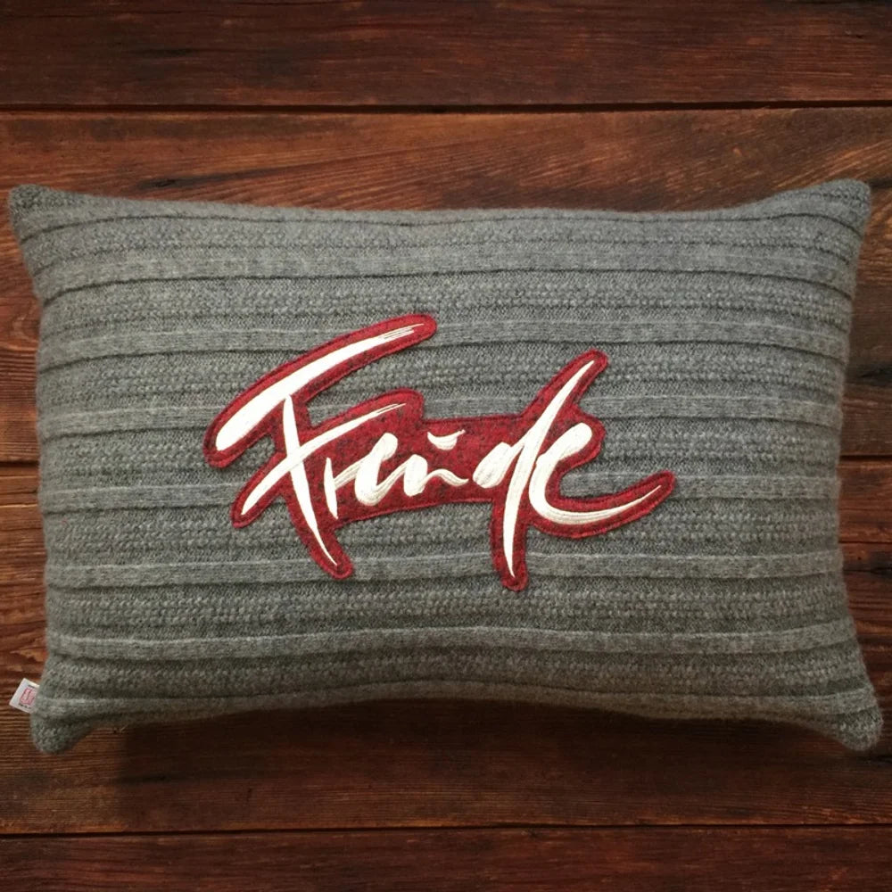 Kissenhülle „Freude“ 60x40 kaufen – exklusives Wollstrick-Dekokissen aus Tirol