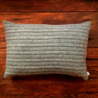 Genieße das Gefühl von Geborgenheit und Lebensfreude mit dieser außergewöhnlichen Kissenhülle „Freude“, handbestickt und als Unikat aus Tirol erhältlich – ein besonderes Geschenk für dich oder deine Liebsten.