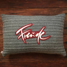 Edle Kissenhülle „Freude“, graphit mit rotem Wollwalk, handgemacht in Tirol, einzigartiges Einzelstück für dein Zuhause