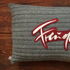 Spirituelle Kissenhülle „Freude“ aus Tiroler Wollstrick, handgefertigtes Unikat, bestickt mit inspirierender Botschaft – exklusiv online bestellen