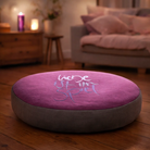 Spirituelles Bodenkissen mit Stickerei Liebe ist im Spiel – Bio-Dinkelspelz, Tiroler Handarbeit, ideales Geschenk für Achtsamkeit
