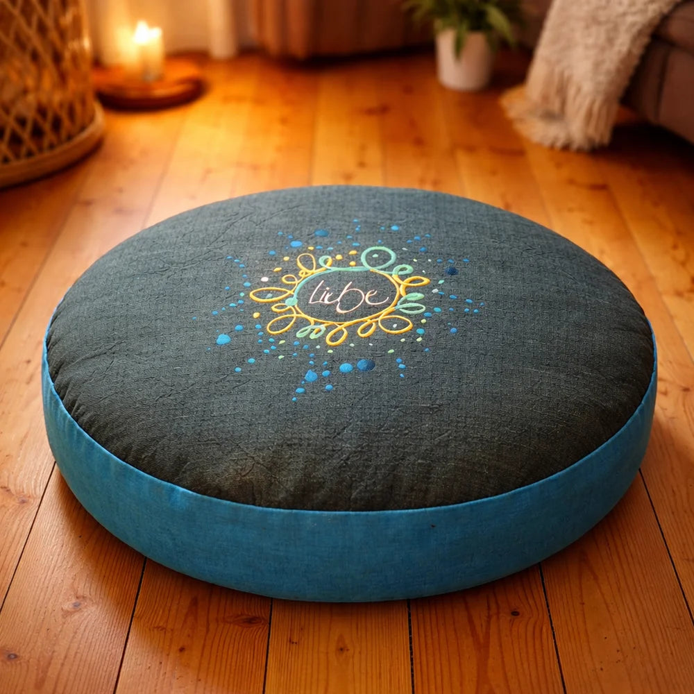 Bodenkissen Liebe von Jwala – einzigartiges Unikat aus antikem Bauernleinen, spirituelles Geschenk für Achtsamkeit und Wohlgefühl