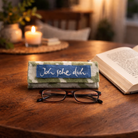 Brillentasche „Ich sehe dich“ – Handgemachtes Etui aus Hahnentritt-Grün, mit inspirierender Stickerei, exklusiv im SignShop Tirol online kaufen