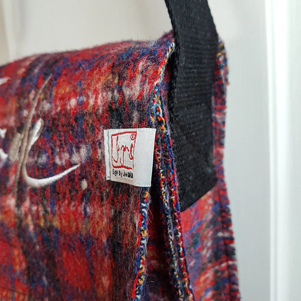 Handgefertigte Wollwalk Umhängetasche „Freude“ – Original von Sign by Jwala®, limitiertes Einzelstück, praktische Tasche mit Stickerei für Shopping, Events und besondere Momente
