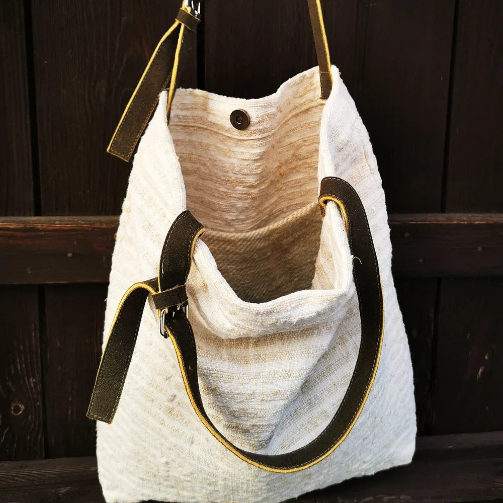 Design Schultertasche „Liebe“ mit Hirschleder-Riemen – Sign by Jwala®, Limited Edition, hochwertiges Bauernleinen, exklusives Unikat für anspruchsvolle Mode
