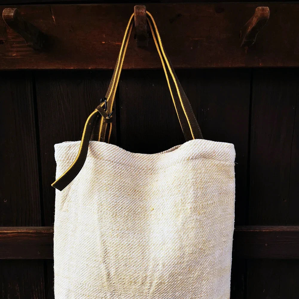 Design Schultertasche „Liebe Ornament“ mit Hirschleder-Riemen – Sign by Jwala®, Limited Edition, hochwertiges Bauernleinen, exklusives Unikat für individuelle Mode