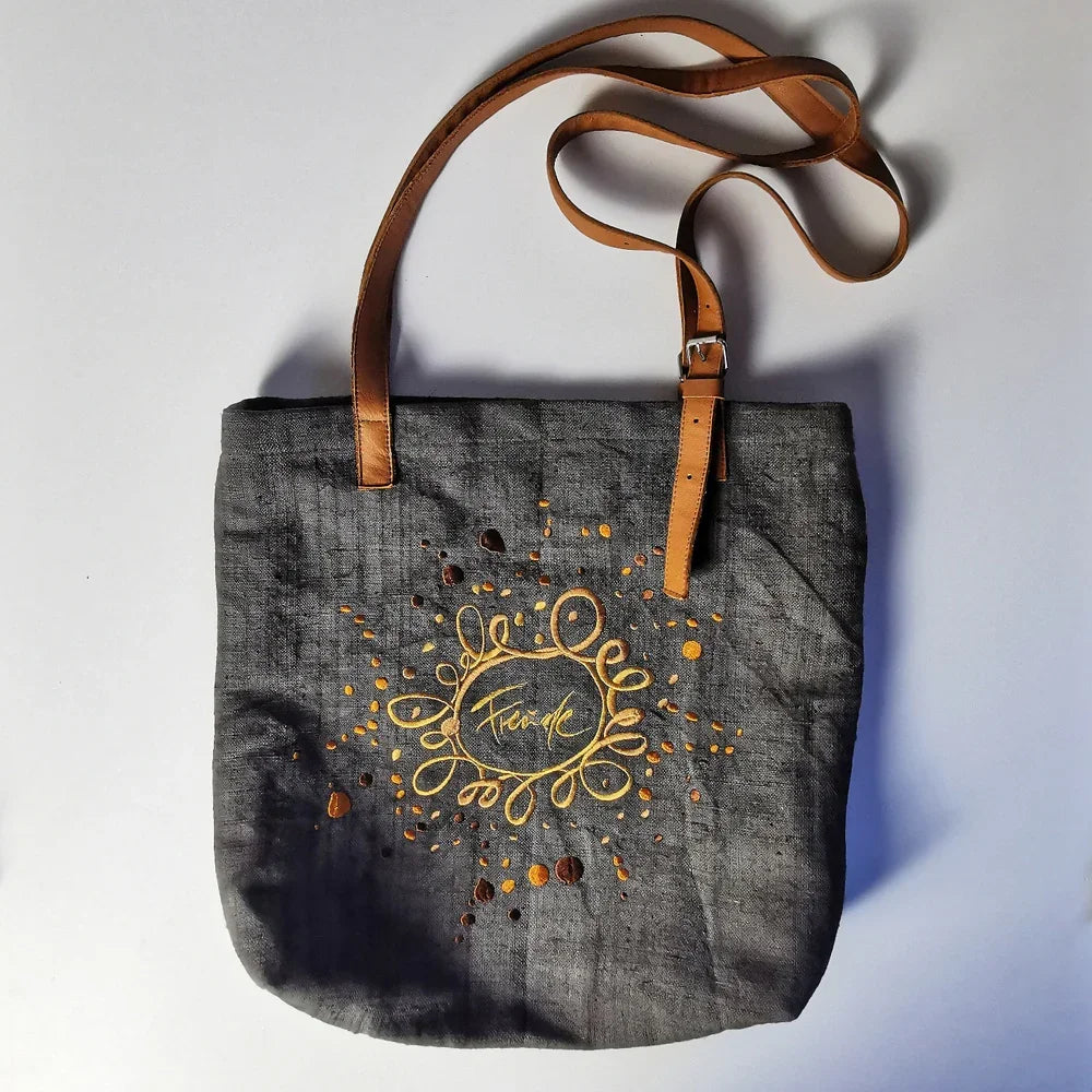 Handgemachte MessengerBag „Freude Ornament“ – Original von Sign by Jwala®, limitiertes Einzelstück, stilvolle Tragetasche mit Riemen, modisches Accessoire für Damen