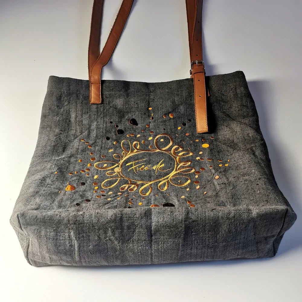 Premium MessengerBag „Freude Ornament“ – Sign by Jwala®, edle Handarbeit, Unikat, besondere Tragetasche mit Ornament für Alltag, Shopping und besondere Anlässe