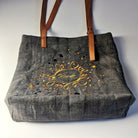 Premium MessengerBag „Freude Ornament“ – Sign by Jwala®, edle Handarbeit, Unikat, besondere Tragetasche mit Ornament für Alltag, Shopping und besondere Anlässe