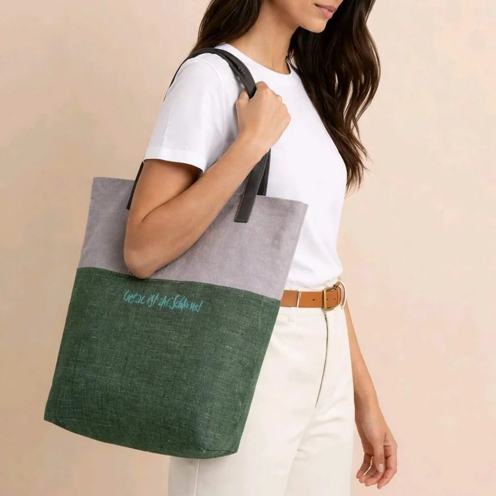 Exklusive Schultertasche „Liebe ist der Schlüssel“ grün – handgefertigte Tasche aus Bauernleinen, Original von Sign by Jwala®, Limited Edition, hochwertiges Unikat mit inspirierender Botschaft