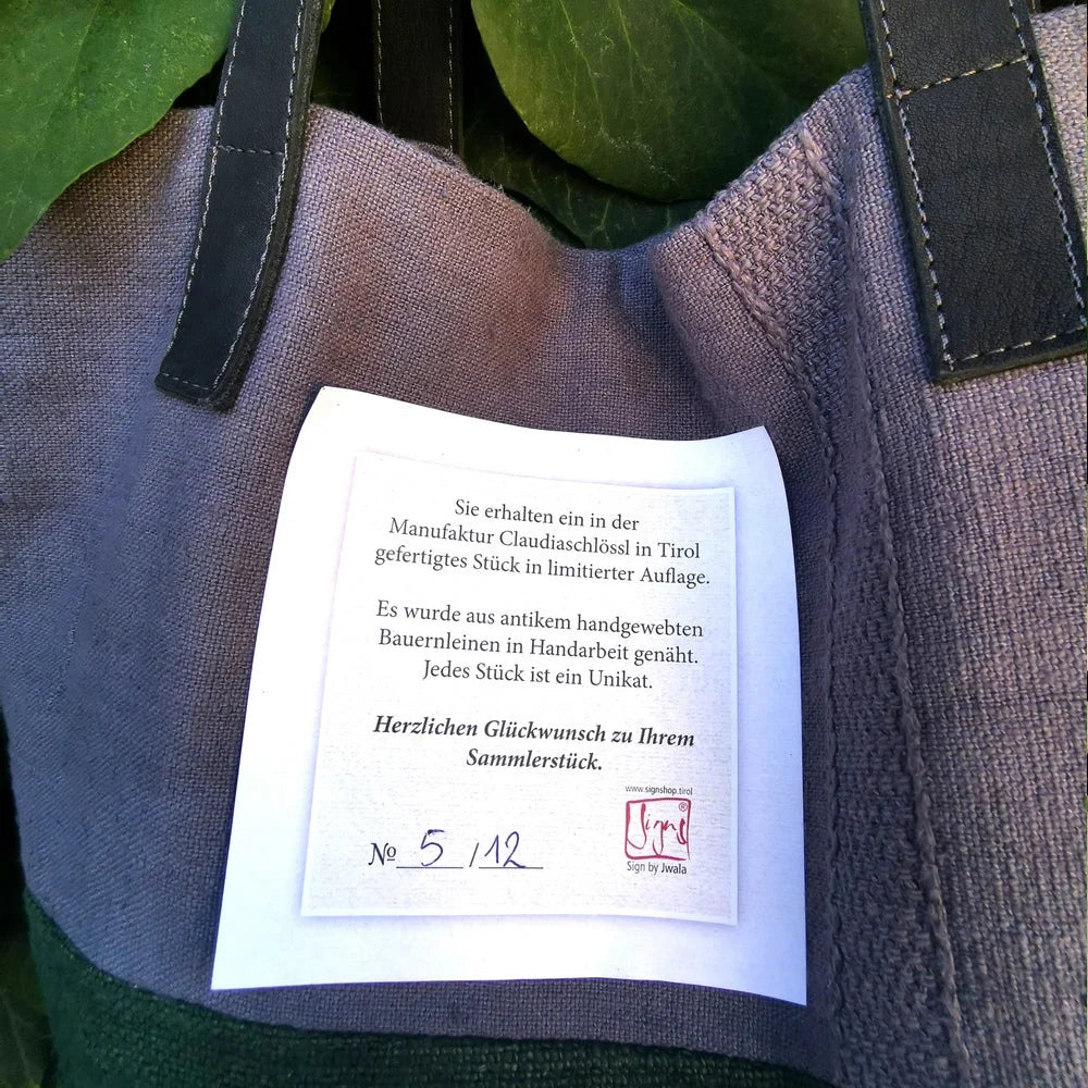 Besondere Schultertasche „Liebe ist der Schlüssel“ grün – Sign by Jwala®, handgemachtes Unikat, Limited Edition, stilvolles Accessoire mit inspirierender Botschaft für Liebhaber*innen von Design und Lebensfreude