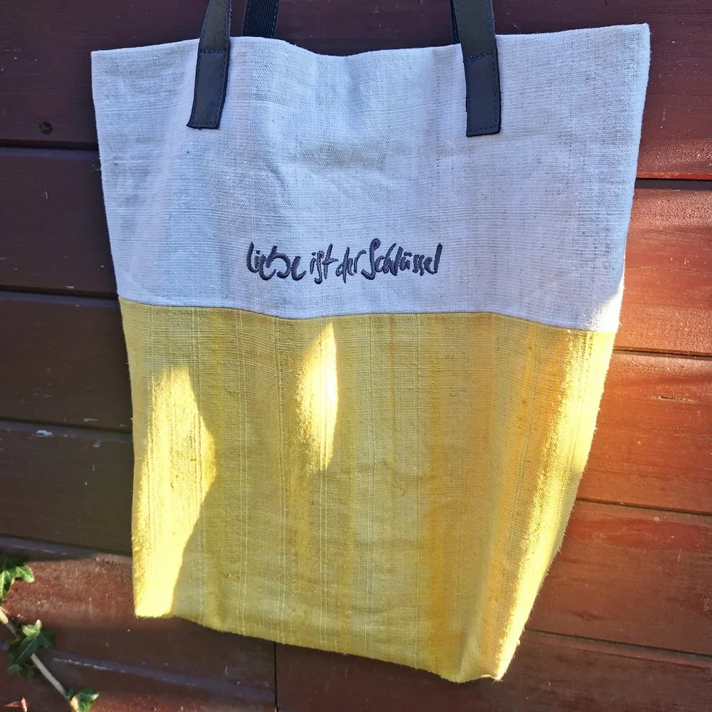 Exklusive Schultertasche „Liebe ist der Schlüssel“ Creme-Gelb – handgefertigte Tasche aus Bauernleinen, Original von Sign by Jwala®, Limited Edition, hochwertiges Unikat mit inspirierender Botschaft
