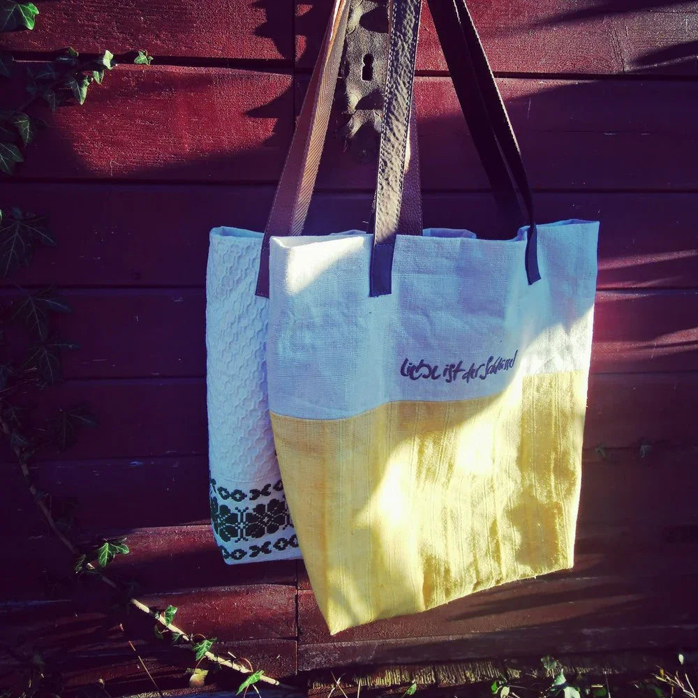 Design Schultertasche „Liebe ist der Schlüssel“ Creme-Gelb – Sign by Jwala®, Limited Edition, hochwertiges Unikat, exklusives Accessoire für Individualität und Lebensfreude