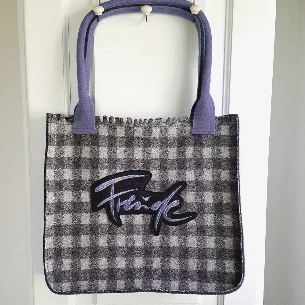 Exklusiver Shopper „Freude“ Karo Lila – handgemachte Stofftasche, Original von Sign by Jwala®, Limited Edition, stylische Tasche mit „Freude“-Stickerei und Innentasche für Alltag und Shopping