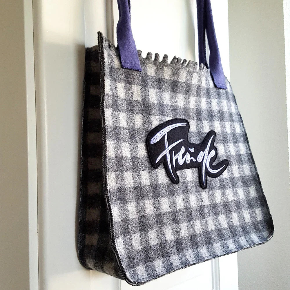 Handgemachter Shopper „Freude“ Karo Lila – Original von Sign by Jwala®, limitiertes Einzelstück, geräumige Stofftasche mit Innentasche für Inspiration, Lebensfreude und besondere Momente