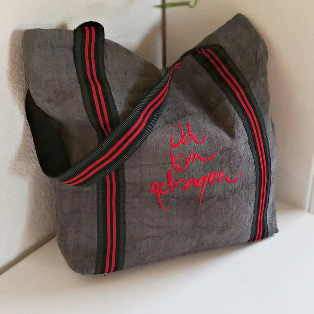 Design Schultertasche „Ich bin getragen“ – Sign by Jwala®, Limited Edition, hochwertiges Unikat, nachhaltige Tragetasche für Naturgenuss, Reisen und bewusste Konsument*innen