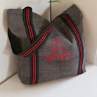 Design Schultertasche „Ich bin getragen“ – Sign by Jwala®, Limited Edition, hochwertiges Unikat, nachhaltige Tragetasche für Naturgenuss, Reisen und bewusste Konsument*innen
