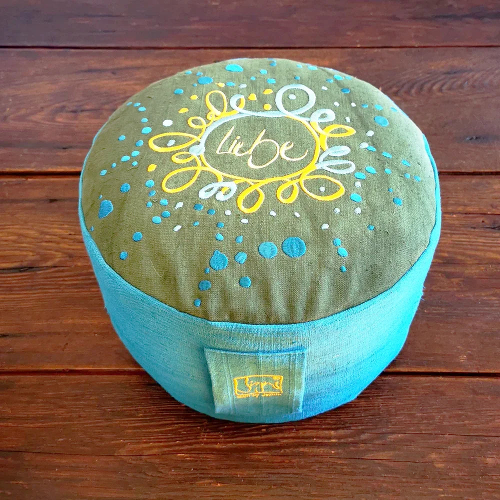 Ergonomisches MediKissen Bauernleinen Liebe Ornament – Premium Sitzkissen für Meditation, jetzt sicher im SignShop Tirol online kaufen